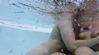 Teen couple wants to fuck in a public jacuzzi